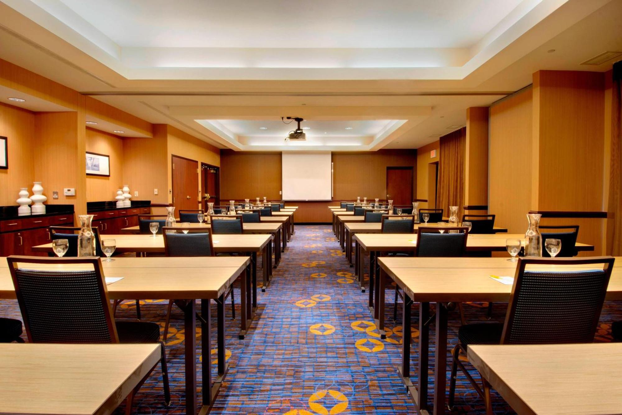 Courtyard By Marriott Madison East Hotel Bagian luar foto