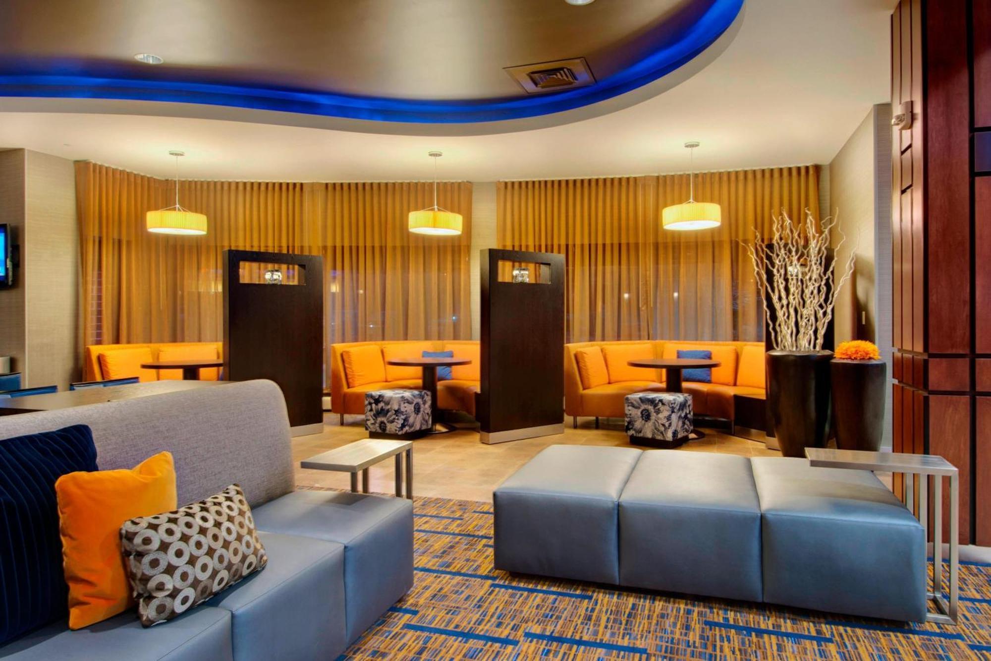 Courtyard By Marriott Madison East Hotel Bagian luar foto