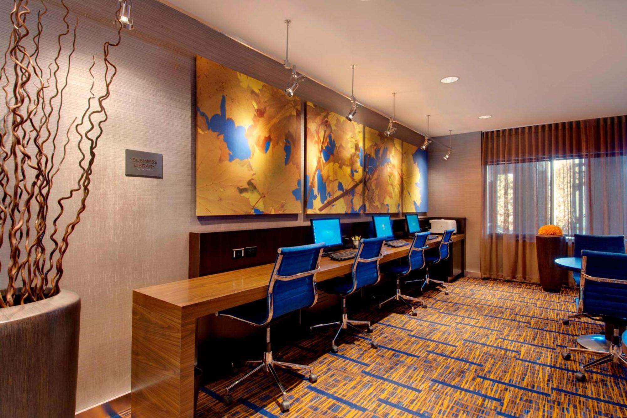 Courtyard By Marriott Madison East Hotel Bagian luar foto