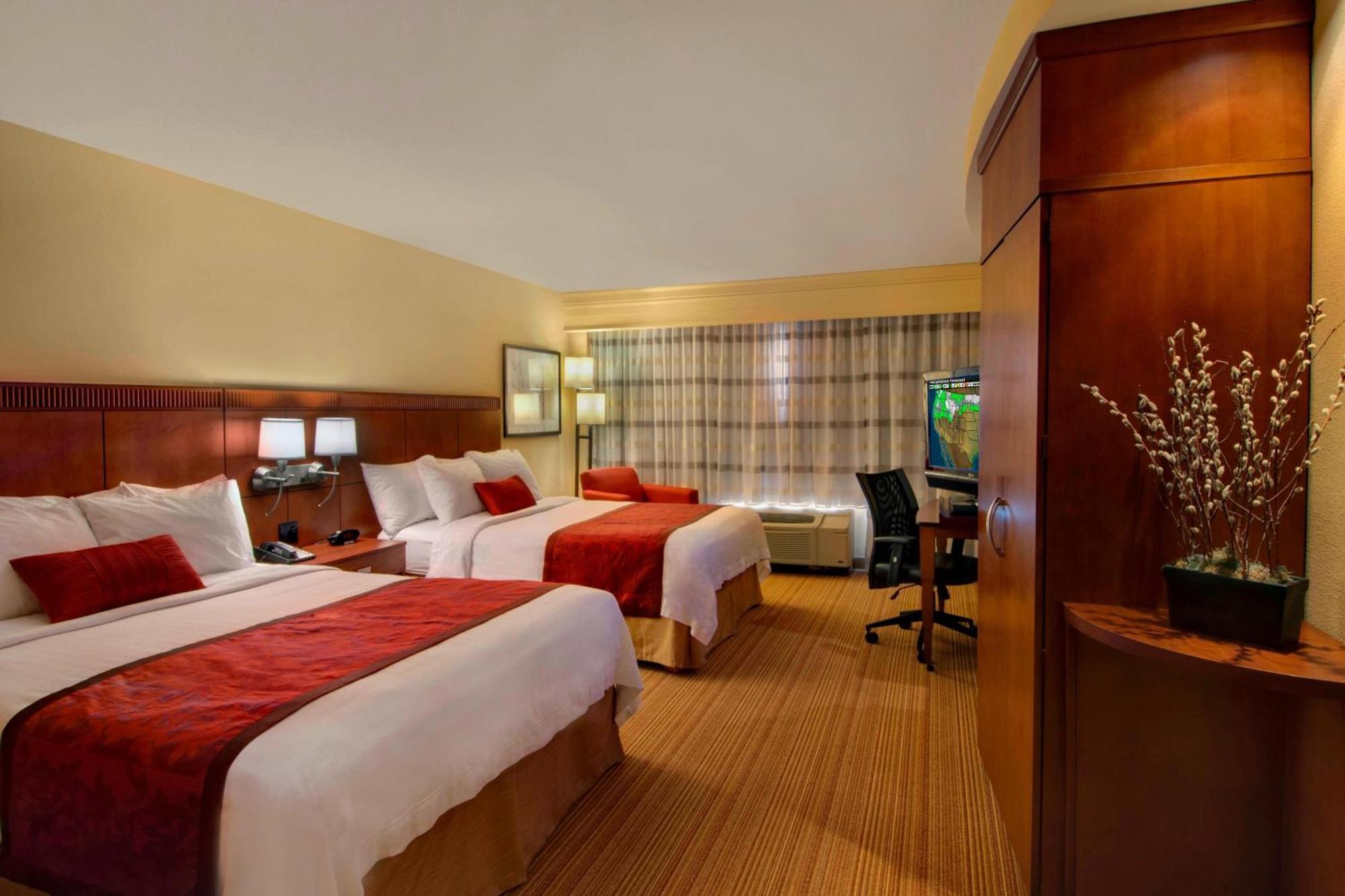 Courtyard By Marriott Madison East Hotel Bagian luar foto