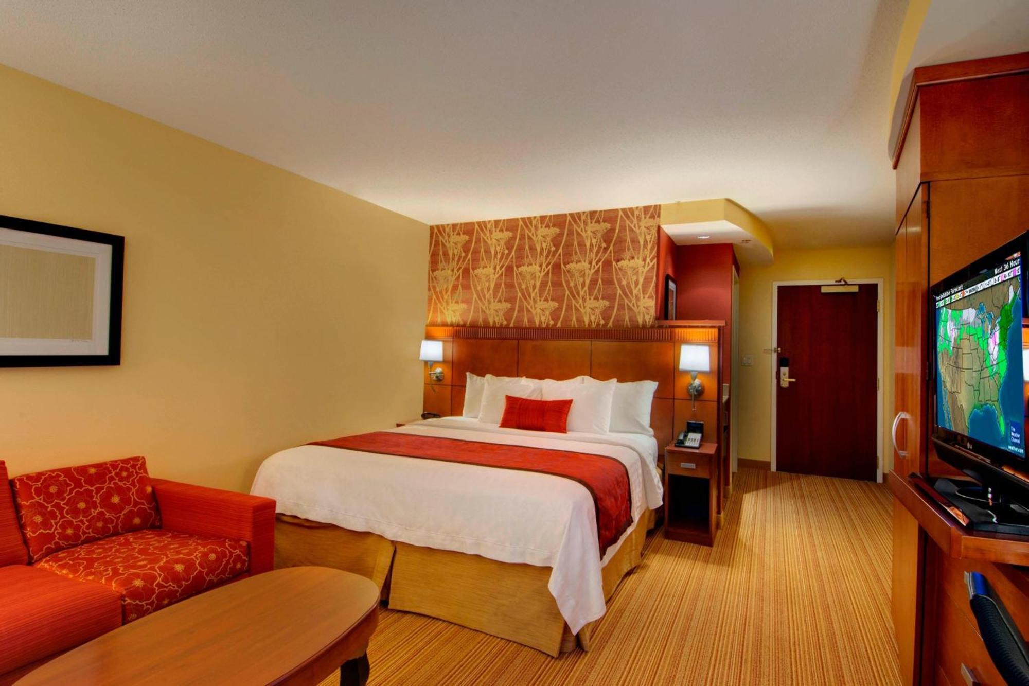 Courtyard By Marriott Madison East Hotel Bagian luar foto