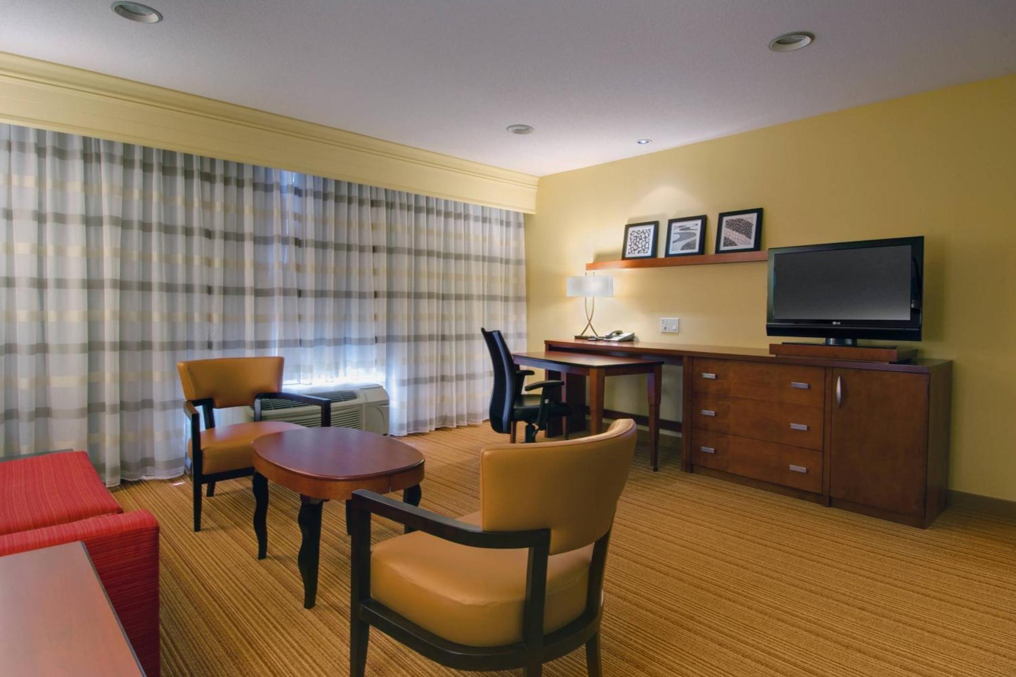 Courtyard By Marriott Madison East Hotel Bagian luar foto