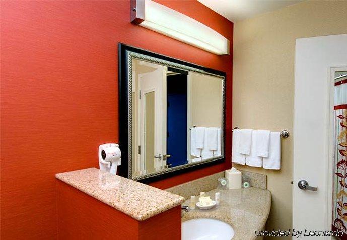Courtyard By Marriott Madison East Hotel Bagian luar foto