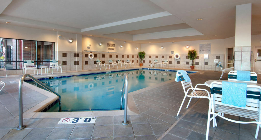 Courtyard By Marriott Madison East Hotel Bagian luar foto