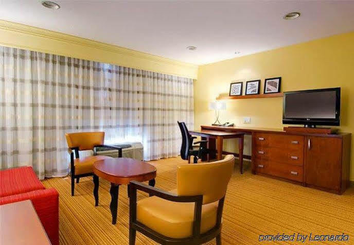 Courtyard By Marriott Madison East Hotel Bagian luar foto